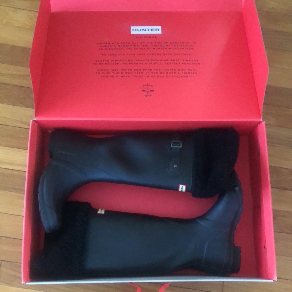 Gorgeous Hunter black tall matte Sheepskin Winter Snow boots 8